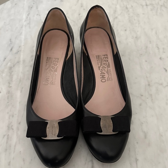 Salvatore Ferragamo Black Leather Heels with Bow - Picture 2 of 10